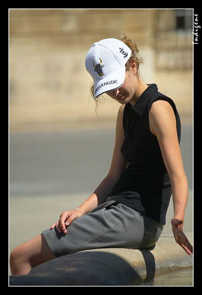 Jeune fille au bord de la fontaine