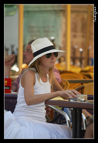 Touriste à la terrasse d'un café 