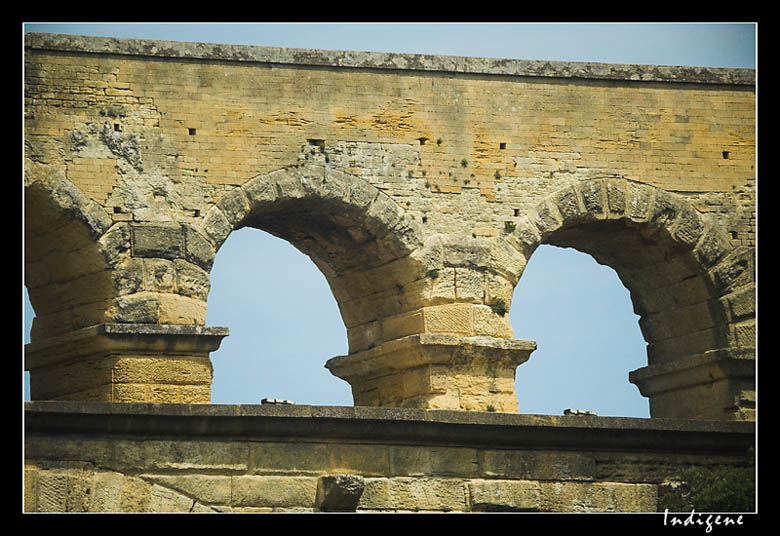 Troisième rangée d'arches du Pont du Gard