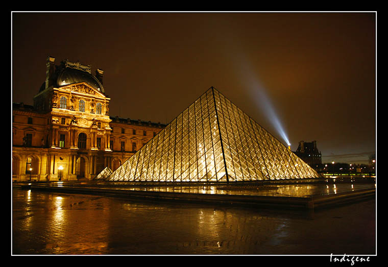 La Pyramide du Louvre et la Tour Eiffel