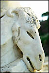 photo Statue de bouc dans les jardins de la fontaine