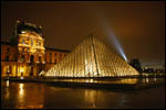 photo La Pyramide du Louvre et la Tour Eiffel