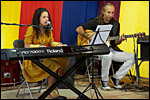 photo Jeune chanteuse et musicien à la fête de l'huma