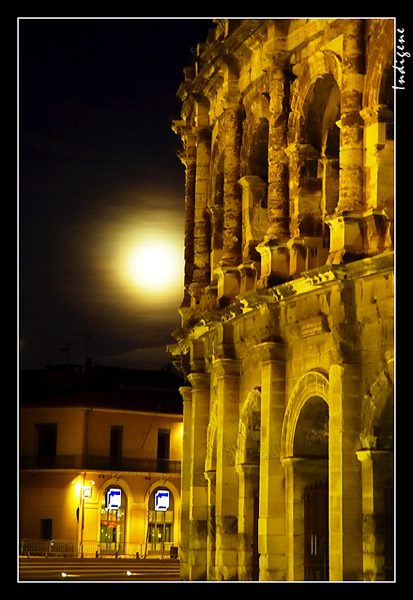 Les arènes au clair de lune