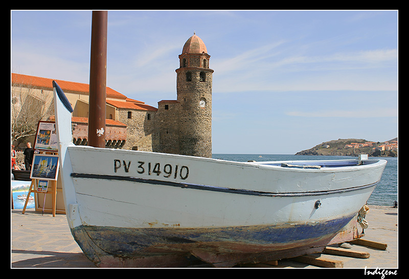 La barque devant l'église de Collioure