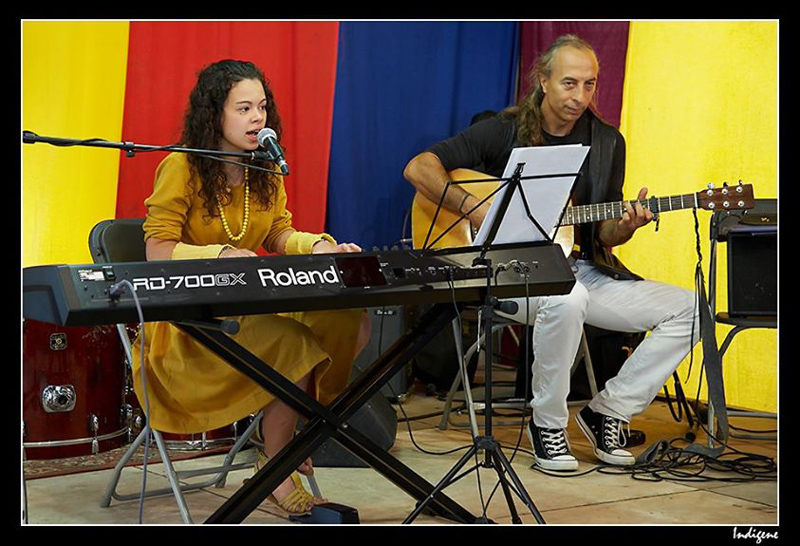 Jeune chanteuse et musicien à la fête de l'huma