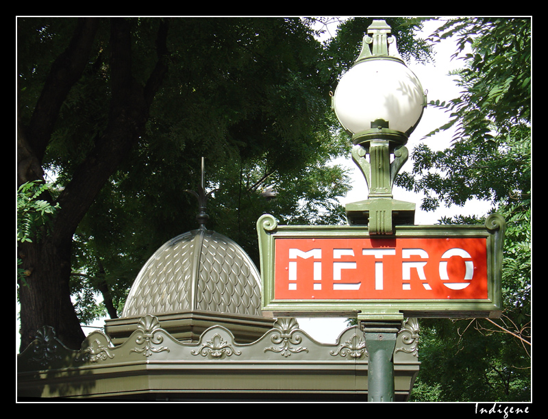 Signalisation d'une bouche de métro dans Paris