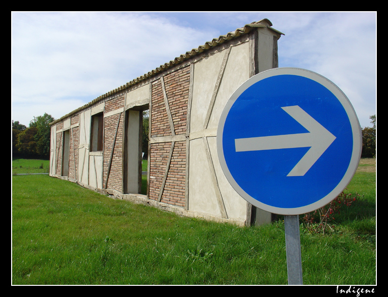 Un mur au milieu du rond-point