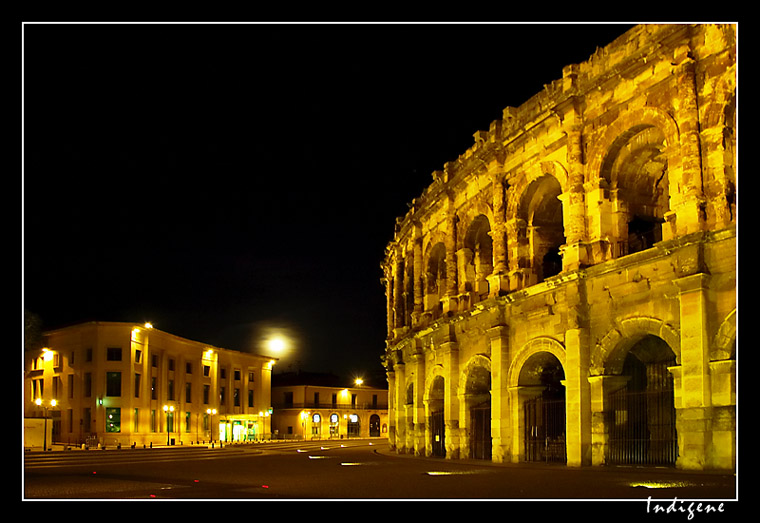 Les arènes de Nîmes de nuit