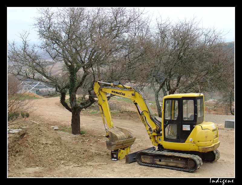 Des pelleteuses et des bulldozers à Solutré