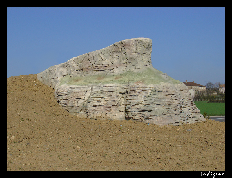 Rond Point avec une représentation de la Roche de Solutré