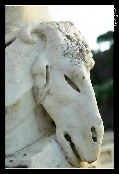 Statue de bouc dans les jardins de la fontaine