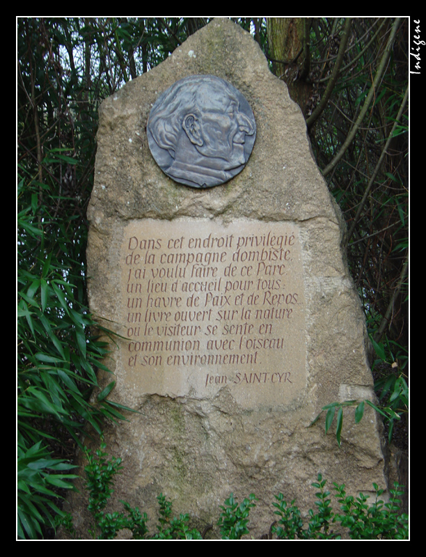 La stèle du parc des oiseaux de Villars-les-Dombes