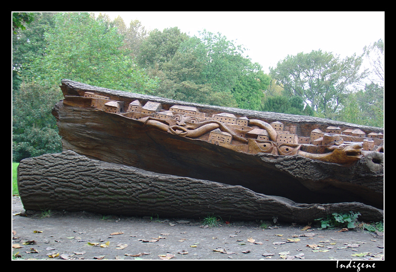 Tronc d'arbre sculpté dans le zoo de Lille