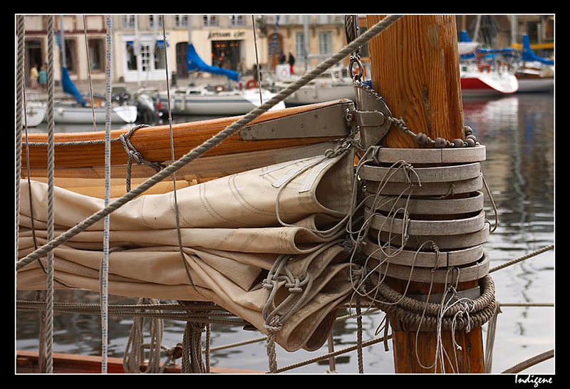 La vergue attachée au mât